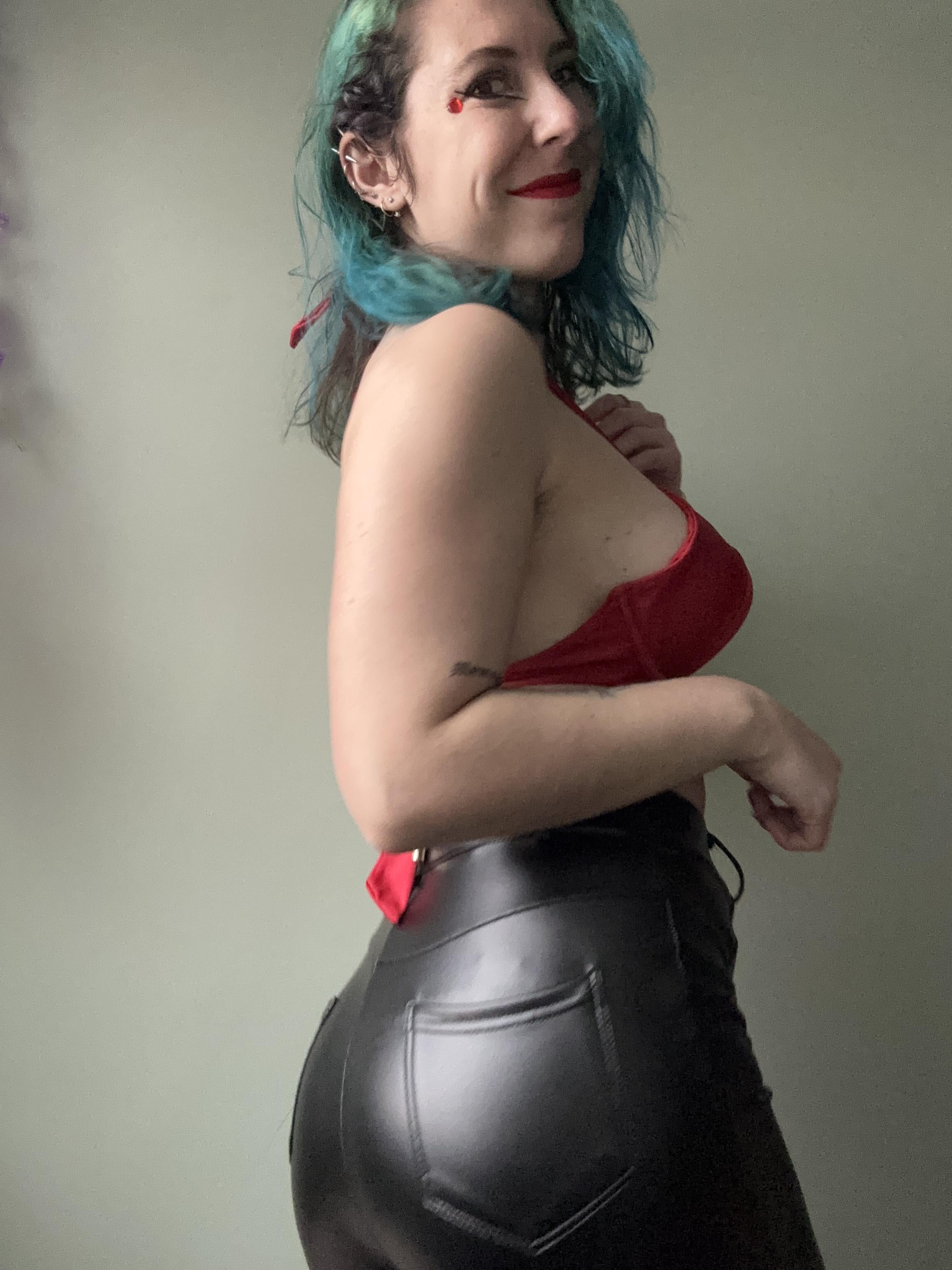 1770765819sirenskiss36
