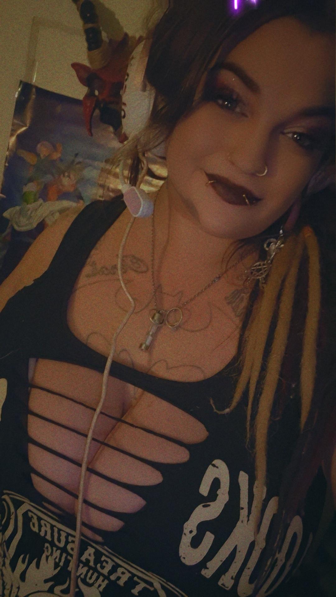 1778817561thequeenre1gnn422