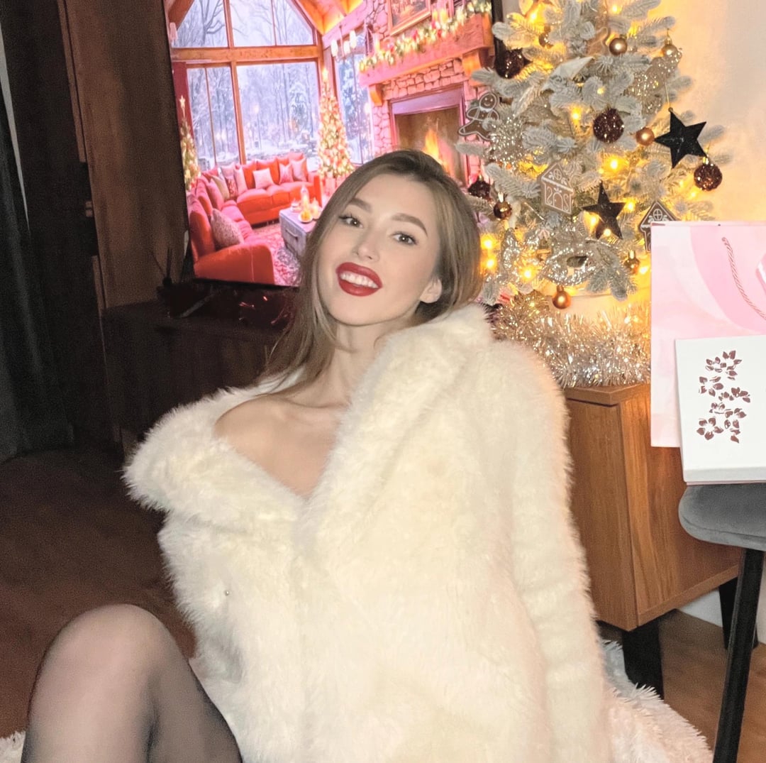 1783935586NeonDuchess1
